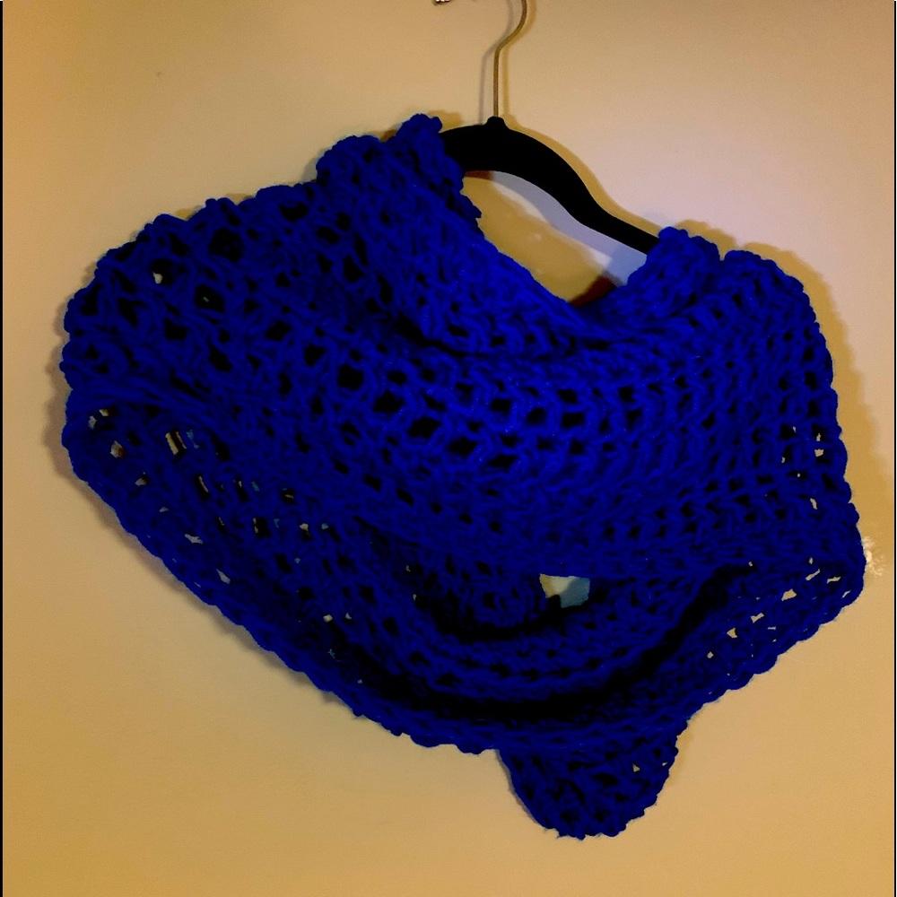 🧣RUE21 Royal Blue Kitted Infinity Scarves 🧣